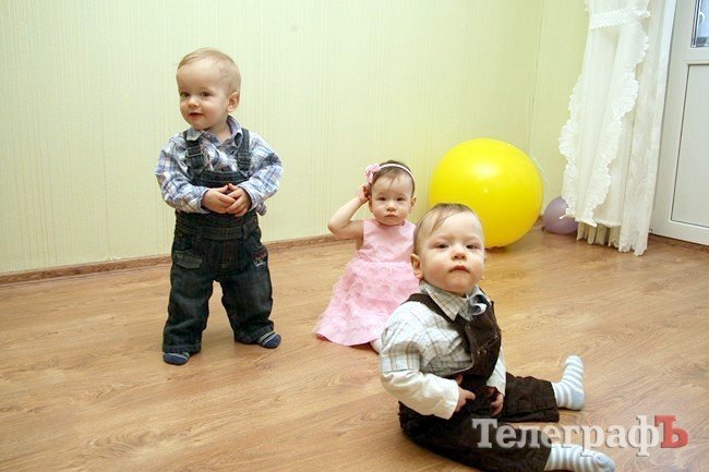 Тройняшки - Миша, Костя и Вера Олексиенко Тройняшки - Миша, Костя и Вера Олексиенко