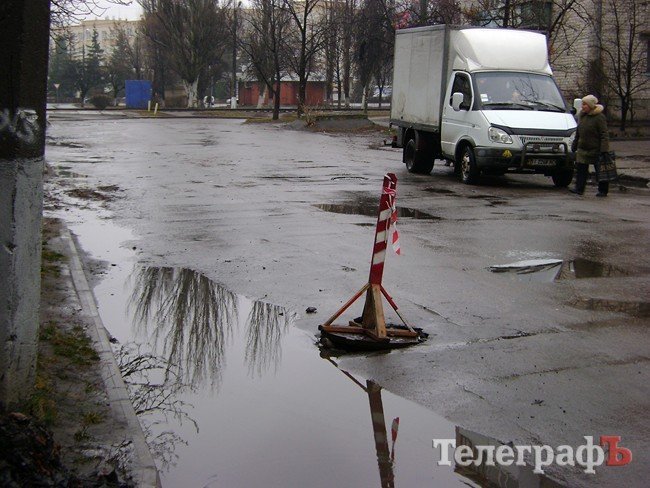 Коммунальники уже побороли «озеро» на улице Бутырина (ФОТО) Коммунальники уже побороли «озеро» на улице Бутырина (ФОТО)