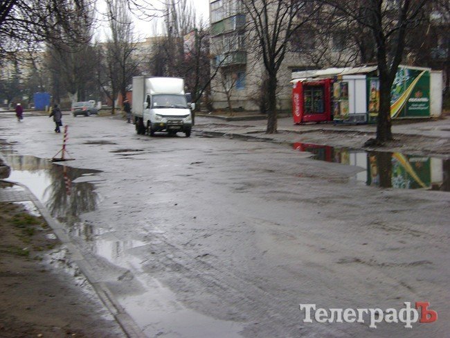 Коммунальники уже побороли «озеро» на улице Бутырина (ФОТО) Коммунальники уже побороли «озеро» на улице Бутырина (ФОТО)