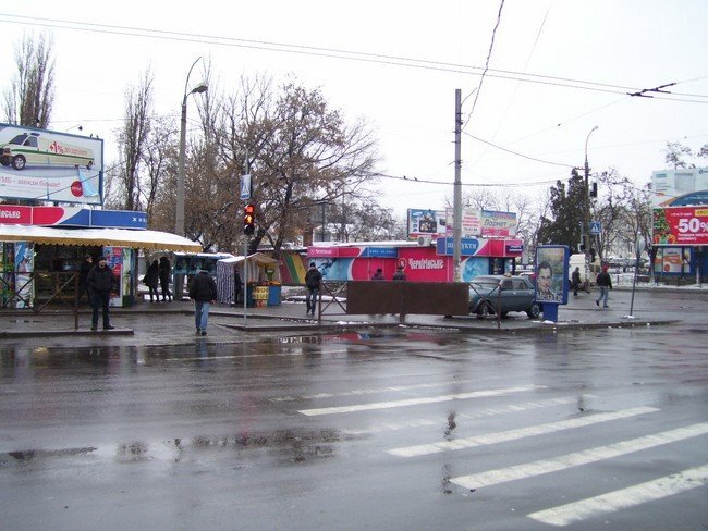 На остановке «Железнодорожный вокзал» установили новые пешеходные ограждения На остановке «Железнодорожный вокзал» установили новые пешеходные ограждения