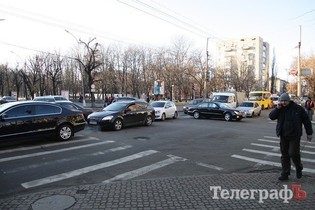 На мосту в Кременчуге авария и пробка (ДОПОЛНЕНО) На мосту в Кременчуге авария и пробка (ДОПОЛНЕНО)