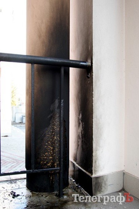 В новогоднюю ночь в Кременчуге неизвестные подожгли синагогу (ФОТО) В новогоднюю ночь в Кременчуге неизвестные подожгли синагогу (ФОТО)