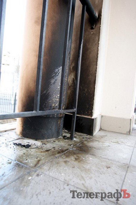 В новогоднюю ночь в Кременчуге неизвестные подожгли синагогу (ФОТО) В новогоднюю ночь в Кременчуге неизвестные подожгли синагогу (ФОТО)