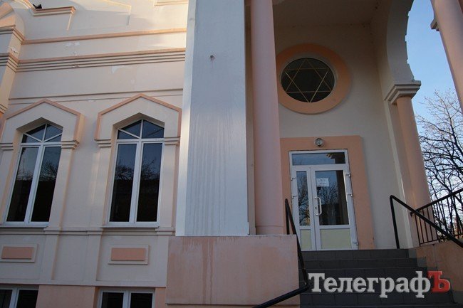 В новогоднюю ночь в Кременчуге неизвестные подожгли синагогу (ФОТО) В новогоднюю ночь в Кременчуге неизвестные подожгли синагогу (ФОТО)
