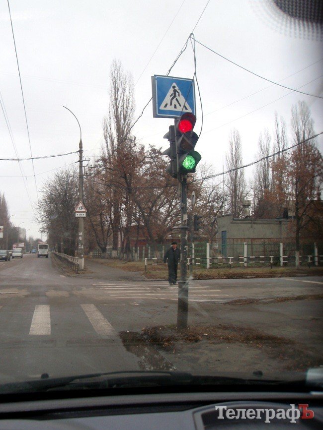 Внимание: в Кременчуге работал опасный светофор (ФОТО) Внимание: в Кременчуге работал опасный светофор (ФОТО)