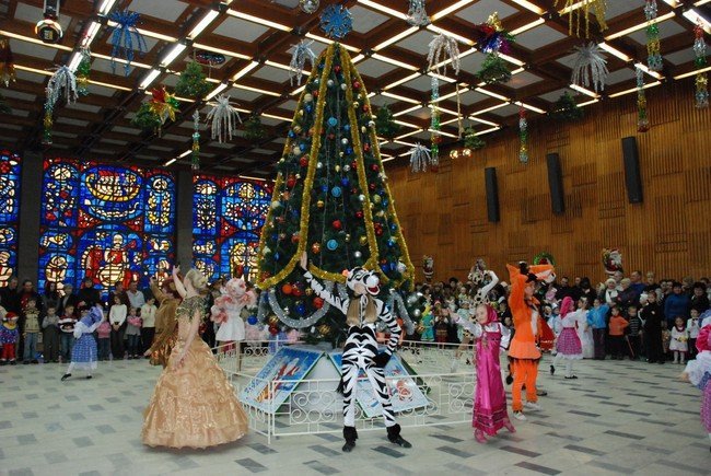 На новогоднем утреннике в ГДК снеговики вместе с вороном искали свою мечту (ФОТО) На новогоднем утреннике в ГДК снеговики вместе с вороном искали свою мечту (ФОТО)