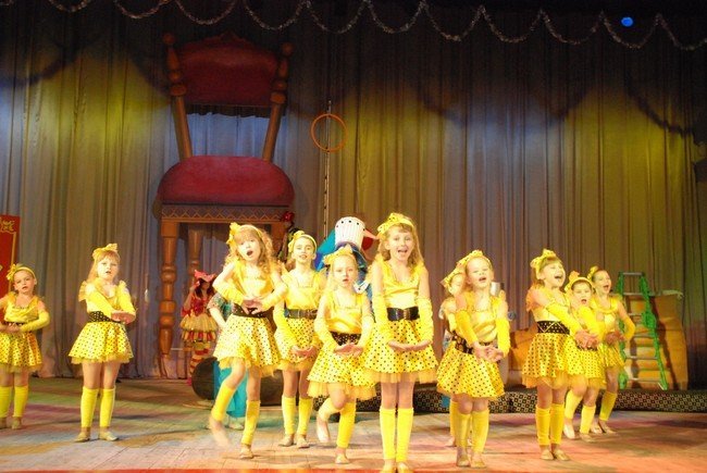 На новогоднем утреннике в ГДК снеговики вместе с вороном искали свою мечту (ФОТО) На новогоднем утреннике в ГДК снеговики вместе с вороном искали свою мечту (ФОТО)