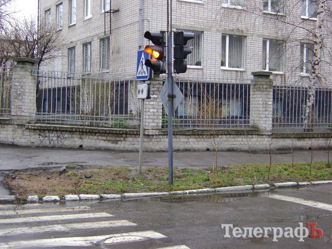 На перекрестке улиц Горького и Цюрупы не работают три светофора (ФОТО) На перекрестке улиц Горького и Цюрупы не работают три светофора (ФОТО)