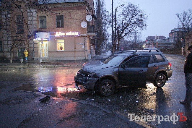 ДТП на перекрестке ул.Шевченко и ул.Бутырина ДТП на перекрестке ул.Шевченко и ул.Бутырина