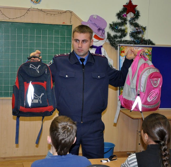 В Полтаве сотрудники ГАИ "метят" пешеходов светоотражающими лентами (ФОТО) В Полтаве сотрудники ГАИ "метят" пешеходов светоотражающими лентами (ФОТО)