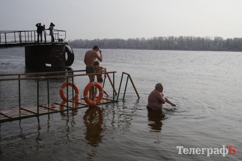 Кременчужане не боятся холодной воды и верят, что она оздоравливает (ФОТО) Кременчужане не боятся холодной воды и верят, что она оздоравливает (ФОТО)