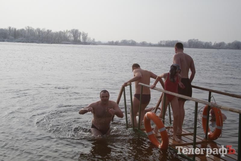 Кременчужане не боятся холодной воды и верят, что она оздоравливает (ФОТО) Кременчужане не боятся холодной воды и верят, что она оздоравливает (ФОТО)