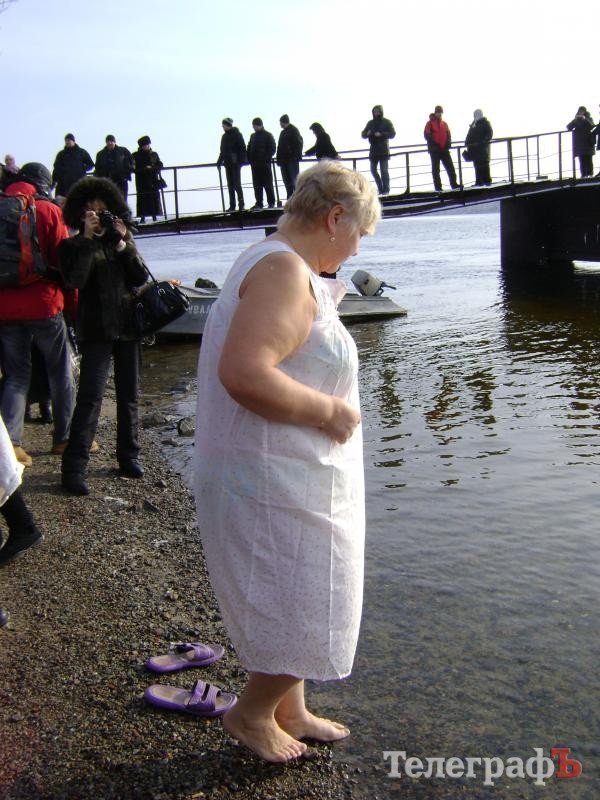 Кременчужане не боятся холодной воды и верят, что она оздоравливает (ФОТО) Кременчужане не боятся холодной воды и верят, что она оздоравливает (ФОТО)