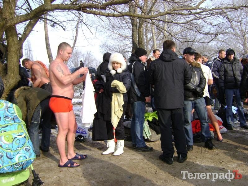 Кременчужане не боятся холодной воды и верят, что она оздоравливает (ФОТО) Кременчужане не боятся холодной воды и верят, что она оздоравливает (ФОТО)