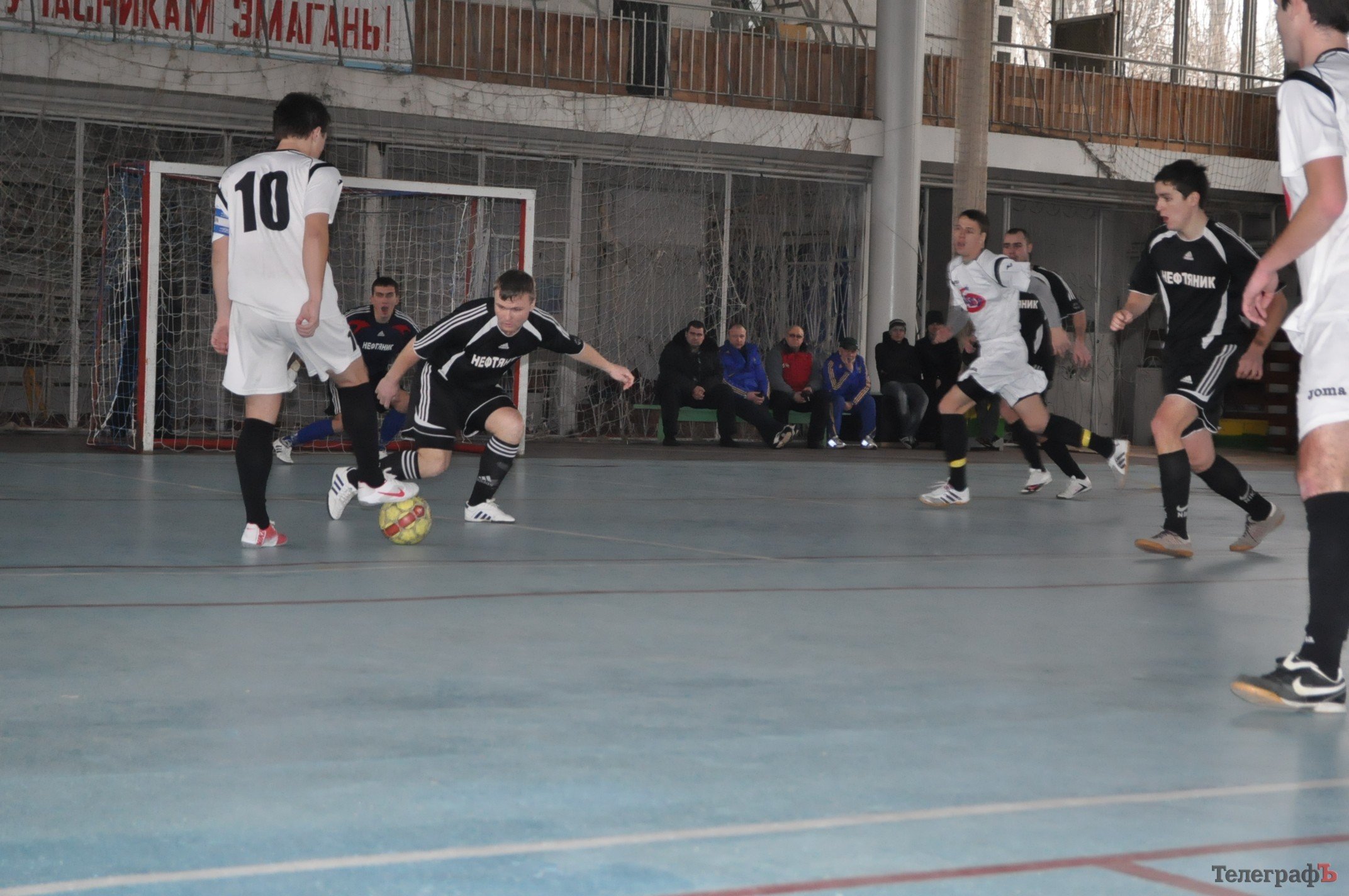 ФУТЗАЛ. Чемпионат Кременчуга. Первая победа «Нефтяника» и крах «Лукаса». ФУТЗАЛ. Чемпионат Кременчуга. Первая победа «Нефтяника» и крах «Лукаса».