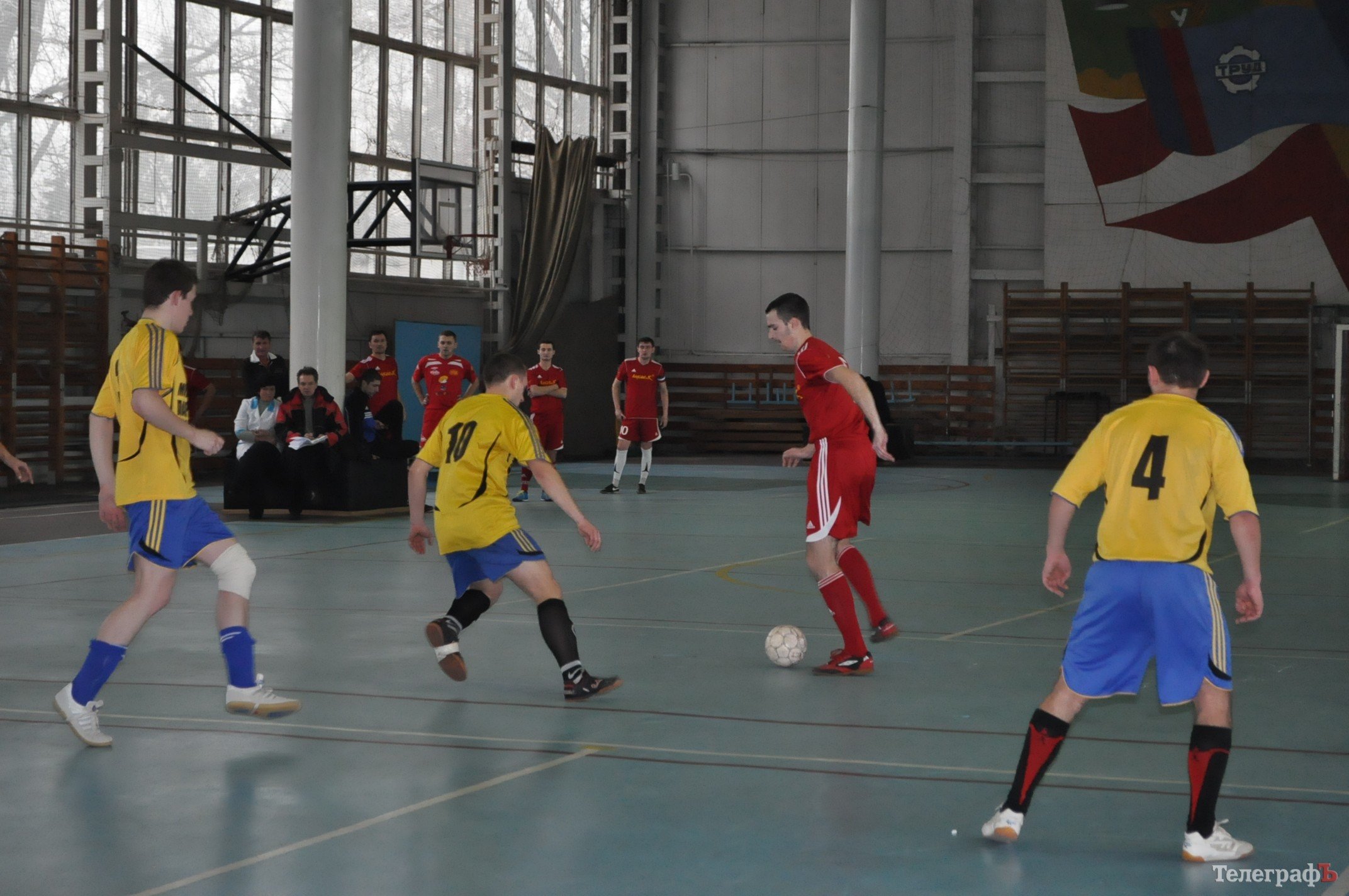 ФУТЗАЛ. Чемпионат Кременчуга. Первая победа «Нефтяника» и крах «Лукаса». ФУТЗАЛ. Чемпионат Кременчуга. Первая победа «Нефтяника» и крах «Лукаса».