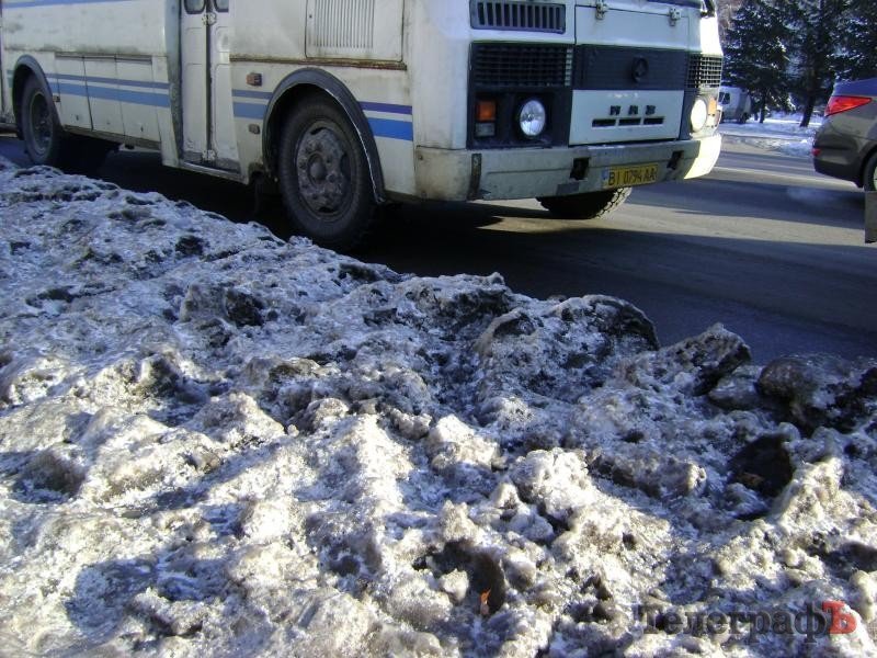 На остановке в Кременчуге выйти из транспорта мешают ледяные глыбы (ФОТО) На остановке в Кременчуге выйти из транспорта мешают ледяные глыбы (ФОТО)