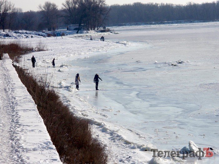 В Кременчуге по замерзшему Днепру на велосипедах катаются экстремалы В Кременчуге по замерзшему Днепру на велосипедах катаются экстремалы