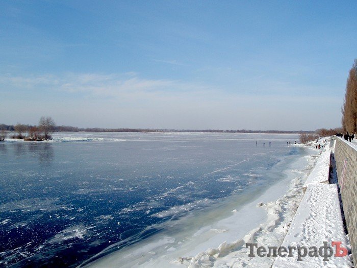В Кременчуге по замерзшему Днепру на велосипедах катаются экстремалы В Кременчуге по замерзшему Днепру на велосипедах катаются экстремалы