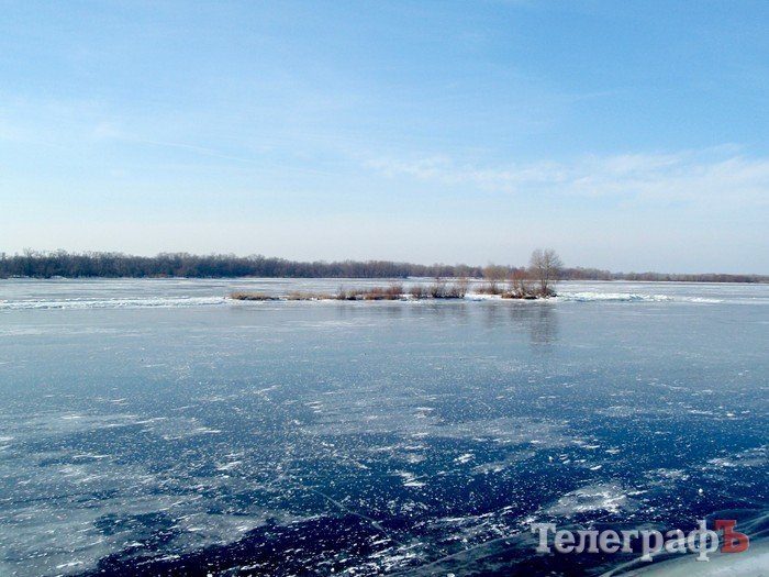 В Кременчуге по замерзшему Днепру на велосипедах катаются экстремалы В Кременчуге по замерзшему Днепру на велосипедах катаются экстремалы