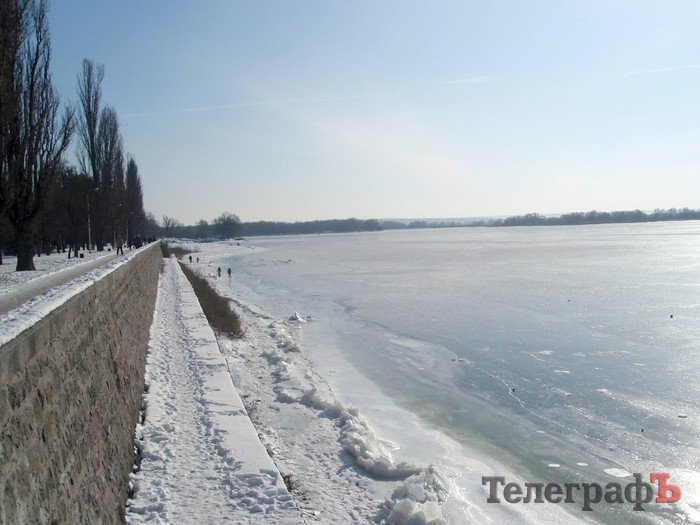 В Кременчуге по замерзшему Днепру на велосипедах катаются экстремалы В Кременчуге по замерзшему Днепру на велосипедах катаются экстремалы