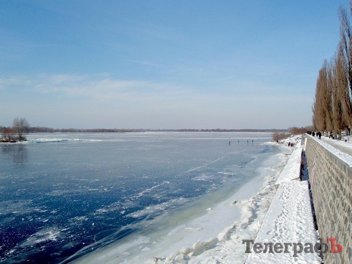 В Кременчуге по замерзшему Днепру на велосипедах катаются экстремалы В Кременчуге по замерзшему Днепру на велосипедах катаются экстремалы