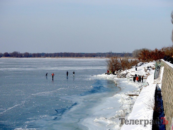 В Кременчуге по замерзшему Днепру на велосипедах катаются экстремалы В Кременчуге по замерзшему Днепру на велосипедах катаются экстремалы