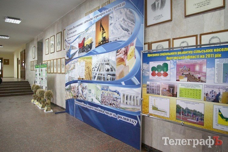 В мэрии стелют ковры Януковичу (ФОТО) В мэрии стелют ковры Януковичу (ФОТО)