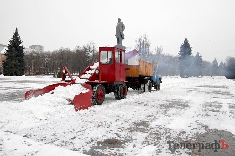 В мэрии стелют ковры Януковичу (ФОТО) В мэрии стелют ковры Януковичу (ФОТО)