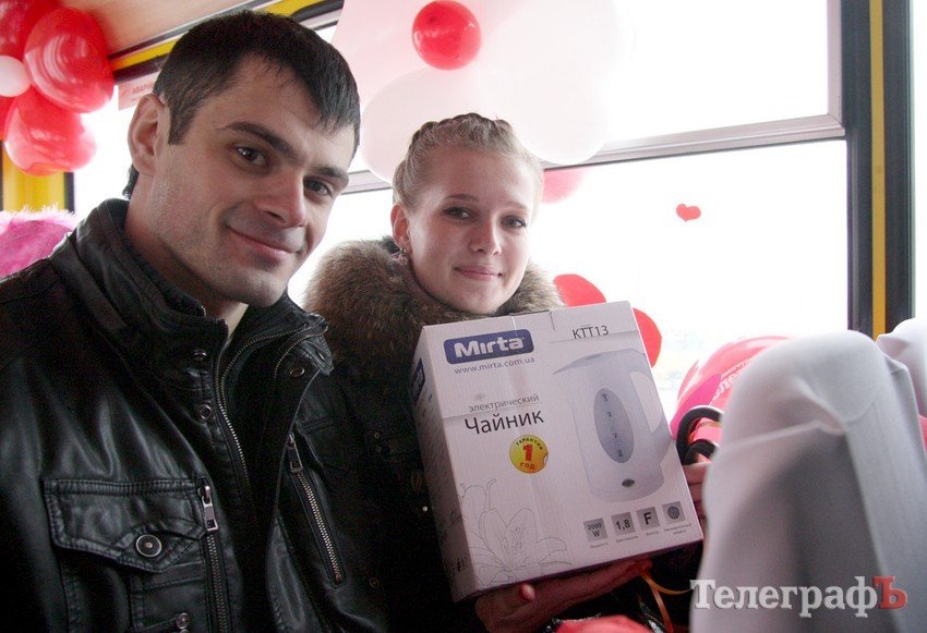 "Маршрутка любви" возила кременчужан за поцелуй (ФОТО, ВИДЕО) "Маршрутка любви" возила кременчужан за поцелуй (ФОТО, ВИДЕО)