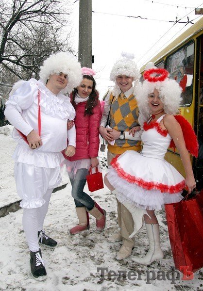 "Маршрутка любви" возила кременчужан за поцелуй (ФОТО, ВИДЕО) "Маршрутка любви" возила кременчужан за поцелуй (ФОТО, ВИДЕО)