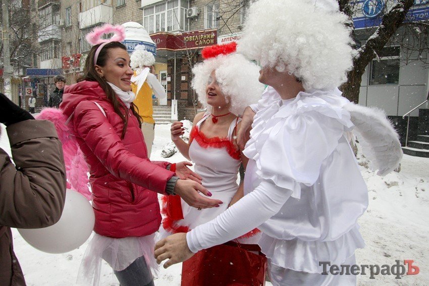 "Маршрутка любви" возила кременчужан за поцелуй (ФОТО, ВИДЕО) "Маршрутка любви" возила кременчужан за поцелуй (ФОТО, ВИДЕО)