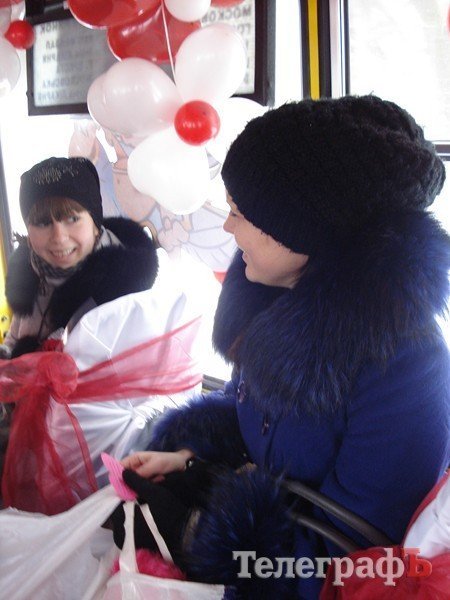 "Маршрутка любви" возила кременчужан за поцелуй (ФОТО, ВИДЕО) "Маршрутка любви" возила кременчужан за поцелуй (ФОТО, ВИДЕО)