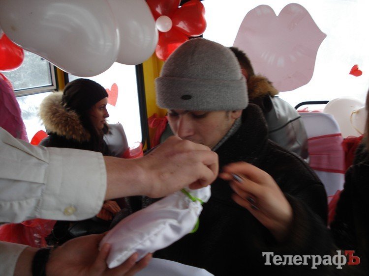 "Маршрутка любви" возила кременчужан за поцелуй (ФОТО, ВИДЕО) "Маршрутка любви" возила кременчужан за поцелуй (ФОТО, ВИДЕО)