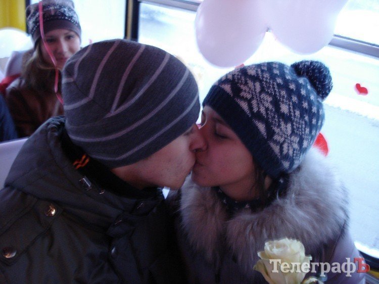 "Маршрутка любви" возила кременчужан за поцелуй (ФОТО, ВИДЕО) "Маршрутка любви" возила кременчужан за поцелуй (ФОТО, ВИДЕО)