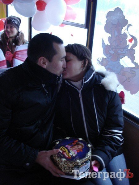 "Маршрутка любви" возила кременчужан за поцелуй (ФОТО, ВИДЕО) "Маршрутка любви" возила кременчужан за поцелуй (ФОТО, ВИДЕО)