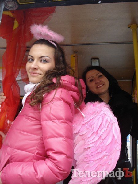 "Маршрутка любви" возила кременчужан за поцелуй (ФОТО, ВИДЕО) "Маршрутка любви" возила кременчужан за поцелуй (ФОТО, ВИДЕО)