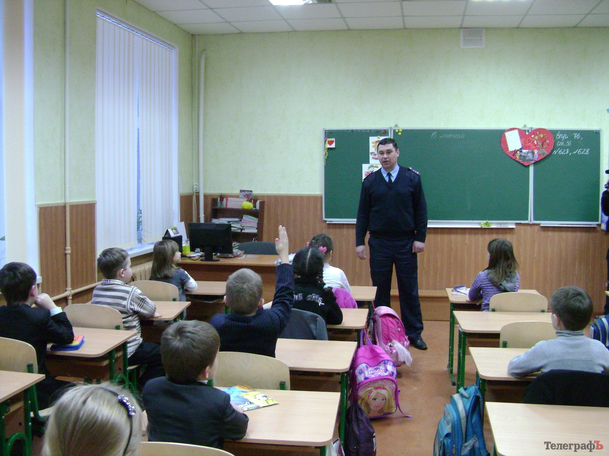 ГАИ Кременчуга "украшает" детей и их родителей светоотражающими лентами (ФОТО) ГАИ Кременчуга "украшает" детей и их родителей светоотражающими лентами (ФОТО)