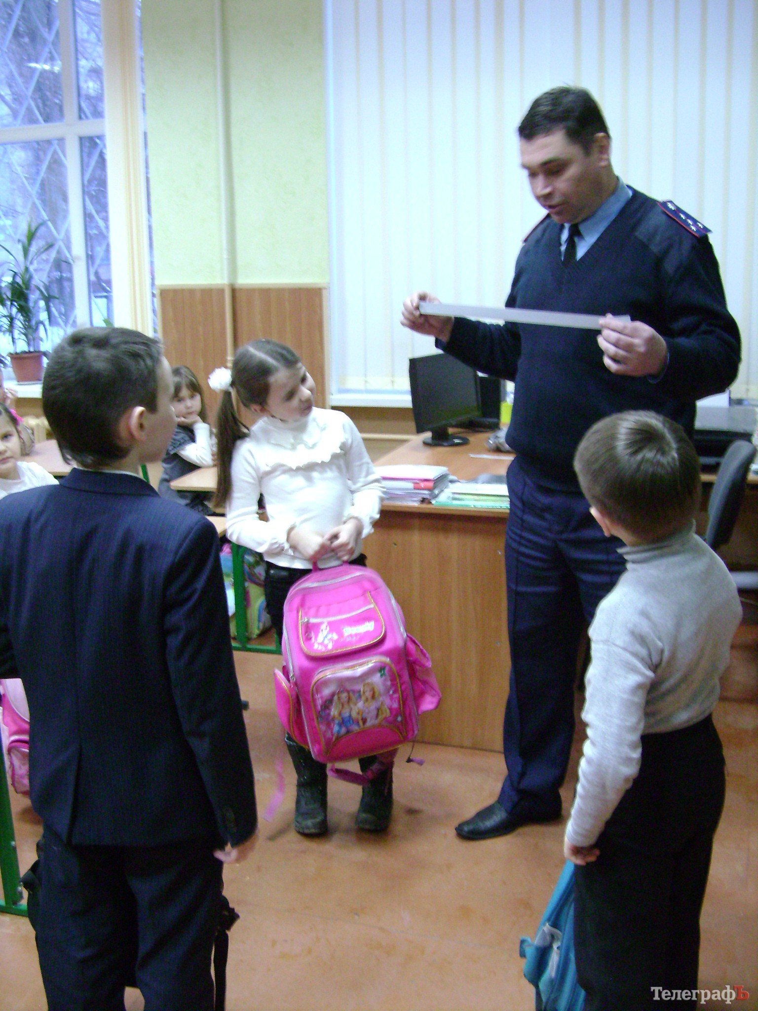 ГАИ Кременчуга "украшает" детей и их родителей светоотражающими лентами (ФОТО) ГАИ Кременчуга "украшает" детей и их родителей светоотражающими лентами (ФОТО)