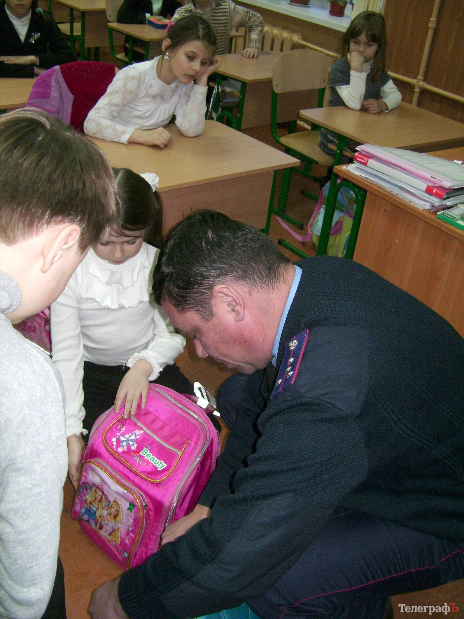 ГАИ Кременчуга "украшает" детей и их родителей светоотражающими лентами (ФОТО) ГАИ Кременчуга "украшает" детей и их родителей светоотражающими лентами (ФОТО)