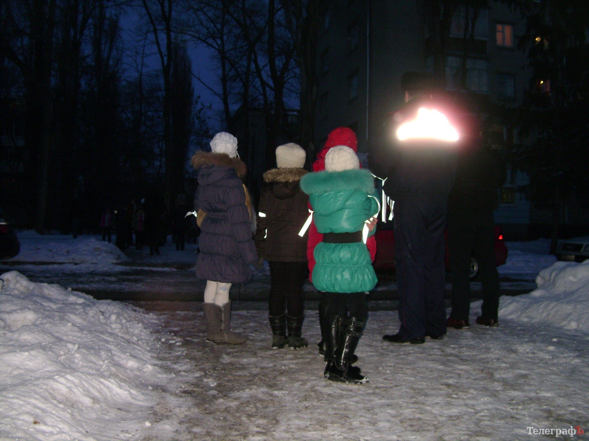 ГАИ Кременчуга "украшает" детей и их родителей светоотражающими лентами (ФОТО) ГАИ Кременчуга "украшает" детей и их родителей светоотражающими лентами (ФОТО)