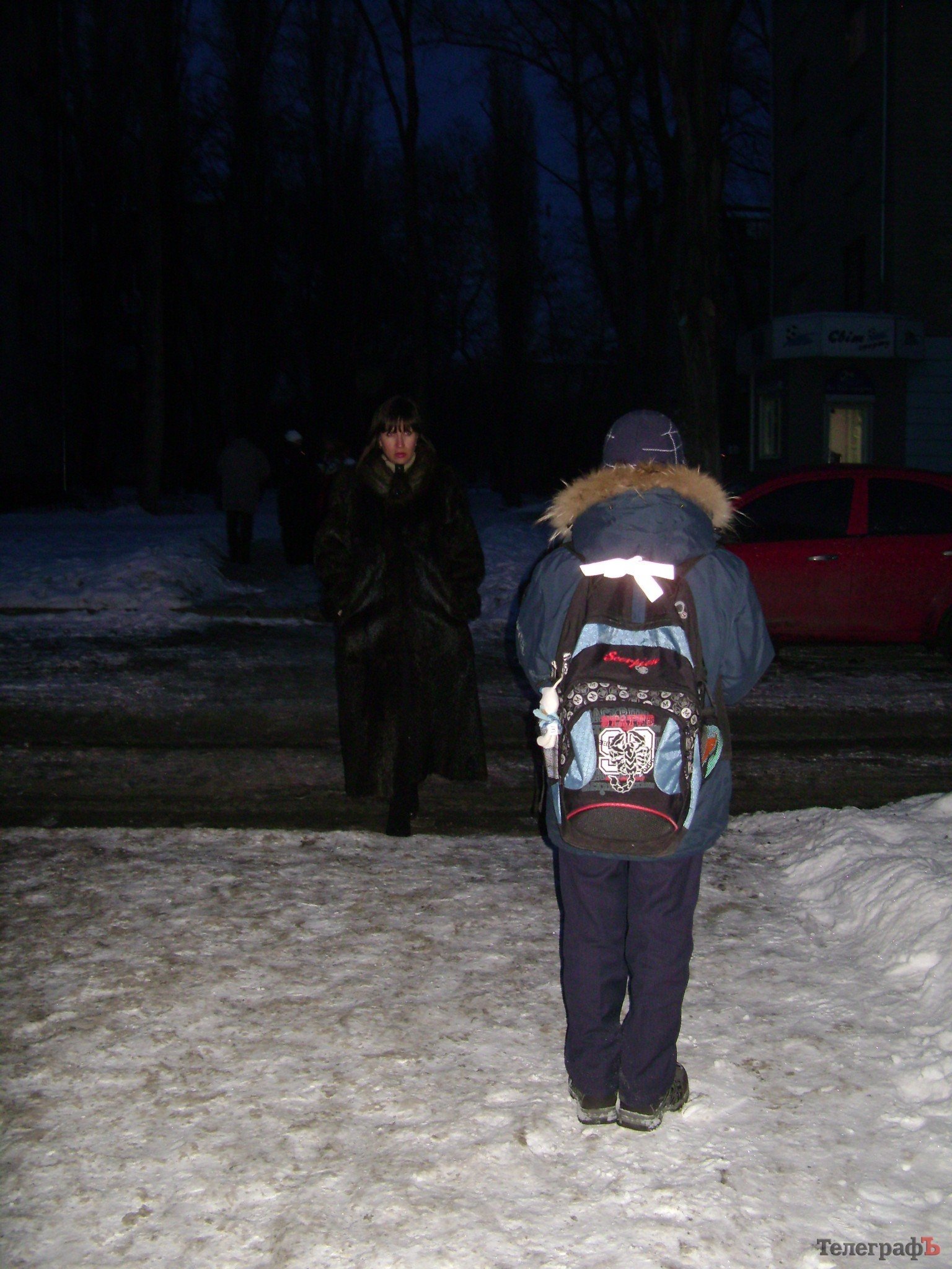 ГАИ Кременчуга "украшает" детей и их родителей светоотражающими лентами (ФОТО) ГАИ Кременчуга "украшает" детей и их родителей светоотражающими лентами (ФОТО)