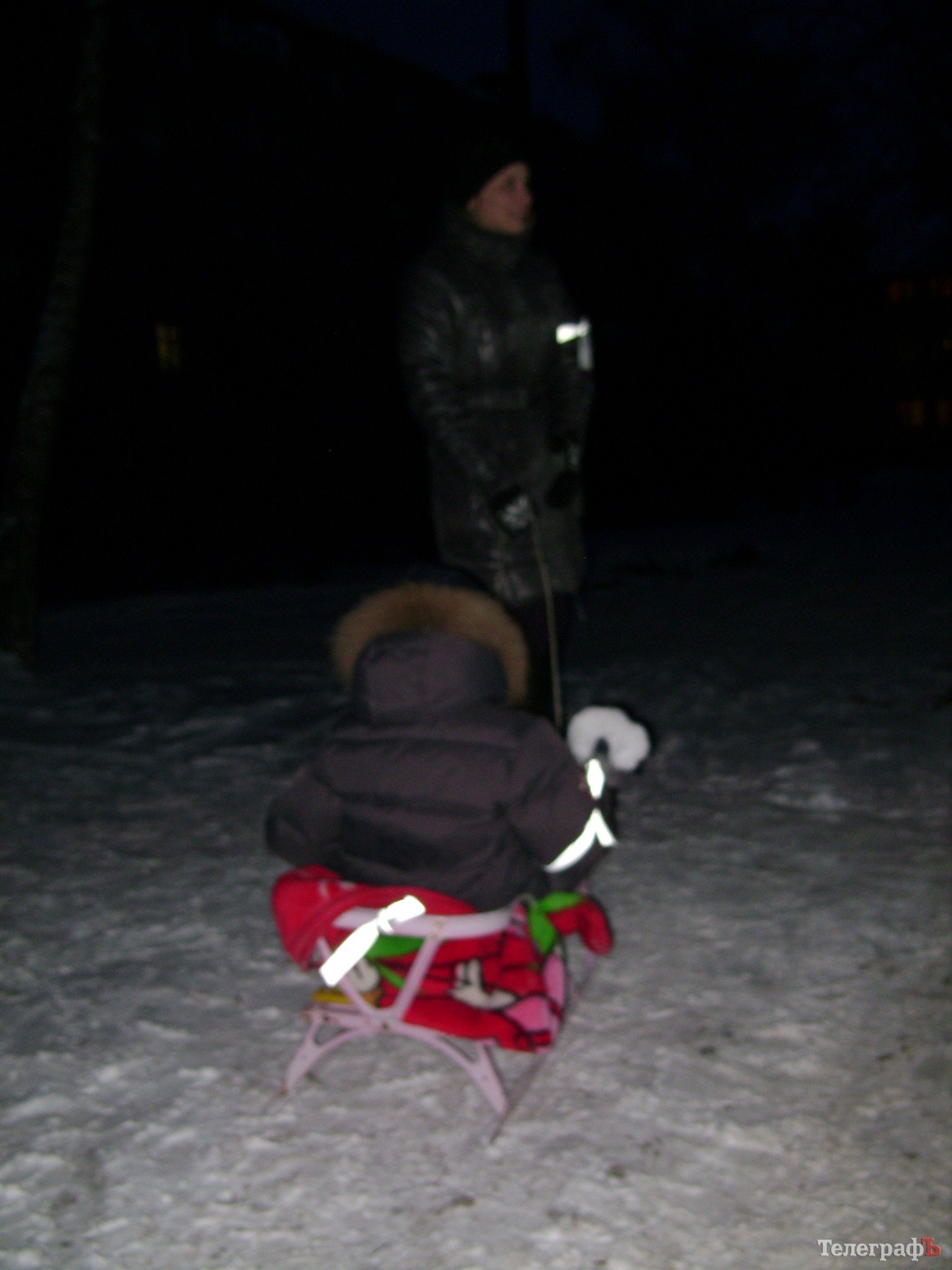 ГАИ Кременчуга "украшает" детей и их родителей светоотражающими лентами (ФОТО) ГАИ Кременчуга "украшает" детей и их родителей светоотражающими лентами (ФОТО)