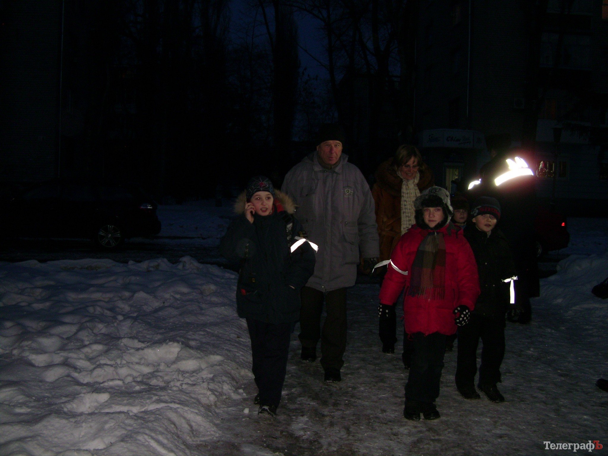 ГАИ Кременчуга "украшает" детей и их родителей светоотражающими лентами (ФОТО) ГАИ Кременчуга "украшает" детей и их родителей светоотражающими лентами (ФОТО)