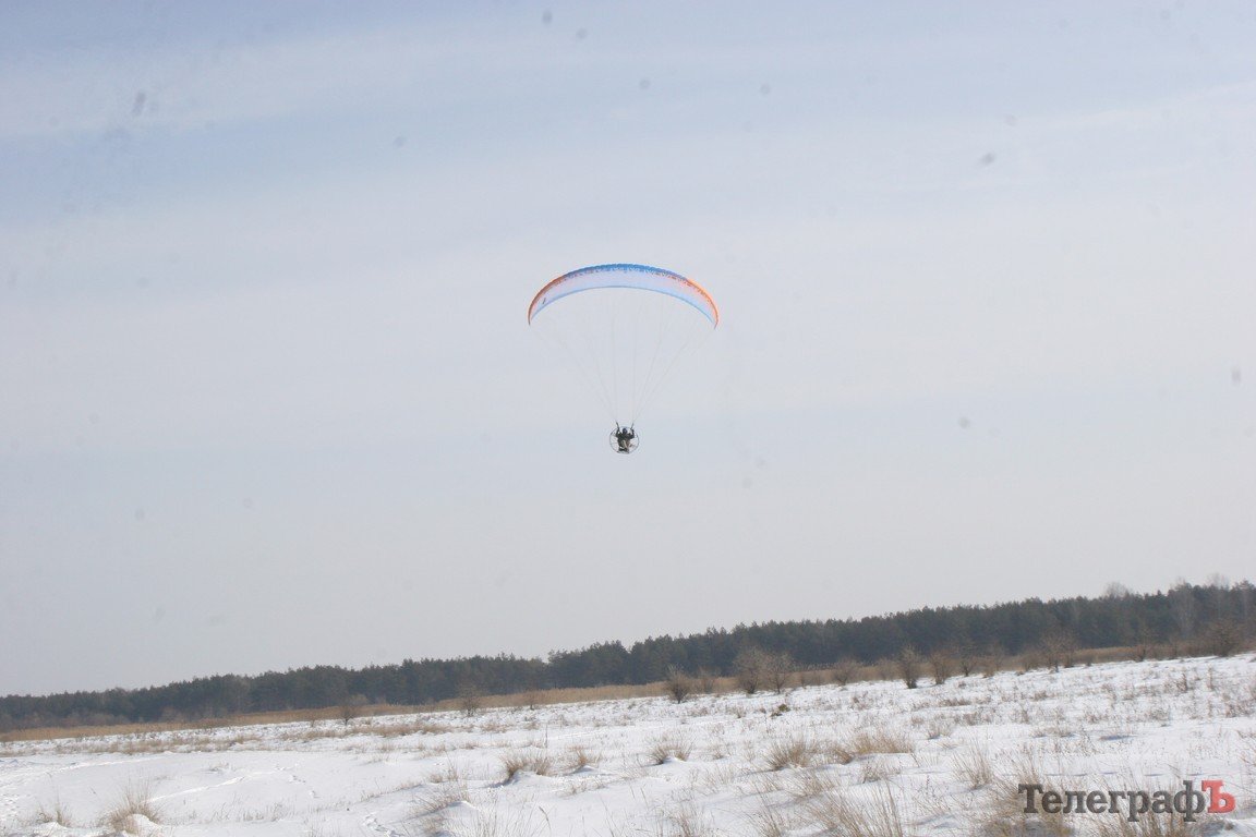 Под Кременчугом прошел фестиваль парапланеризма и автотехники (ФОТО) Под Кременчугом прошел фестиваль парапланеризма и автотехники (ФОТО)