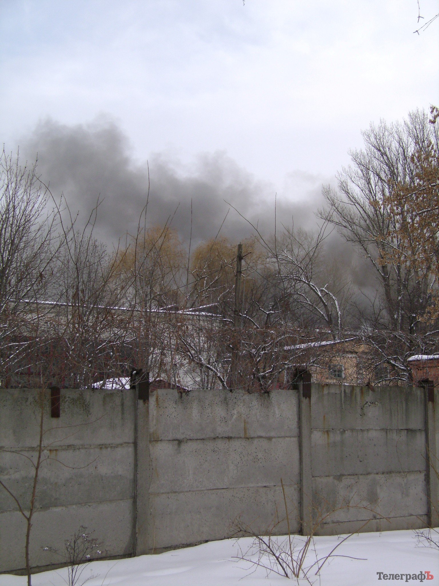 На Крюковском вагоностроительном заводе горит малярный цех (ФОТО, ВИДЕО) На Крюковском вагоностроительном заводе горит малярный цех (ФОТО, ВИДЕО)