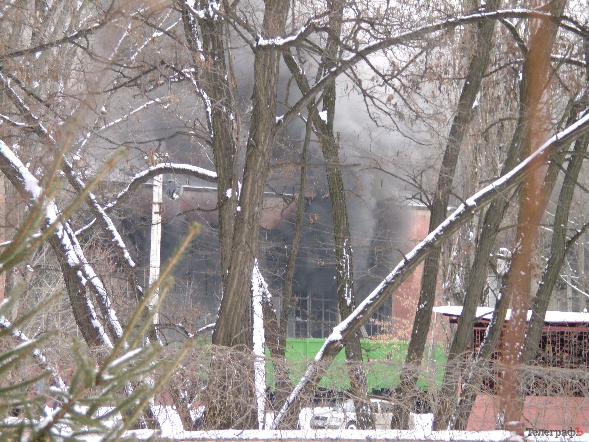 На Крюковском вагоностроительном заводе горит малярный цех (ФОТО, ВИДЕО) На Крюковском вагоностроительном заводе горит малярный цех (ФОТО, ВИДЕО)