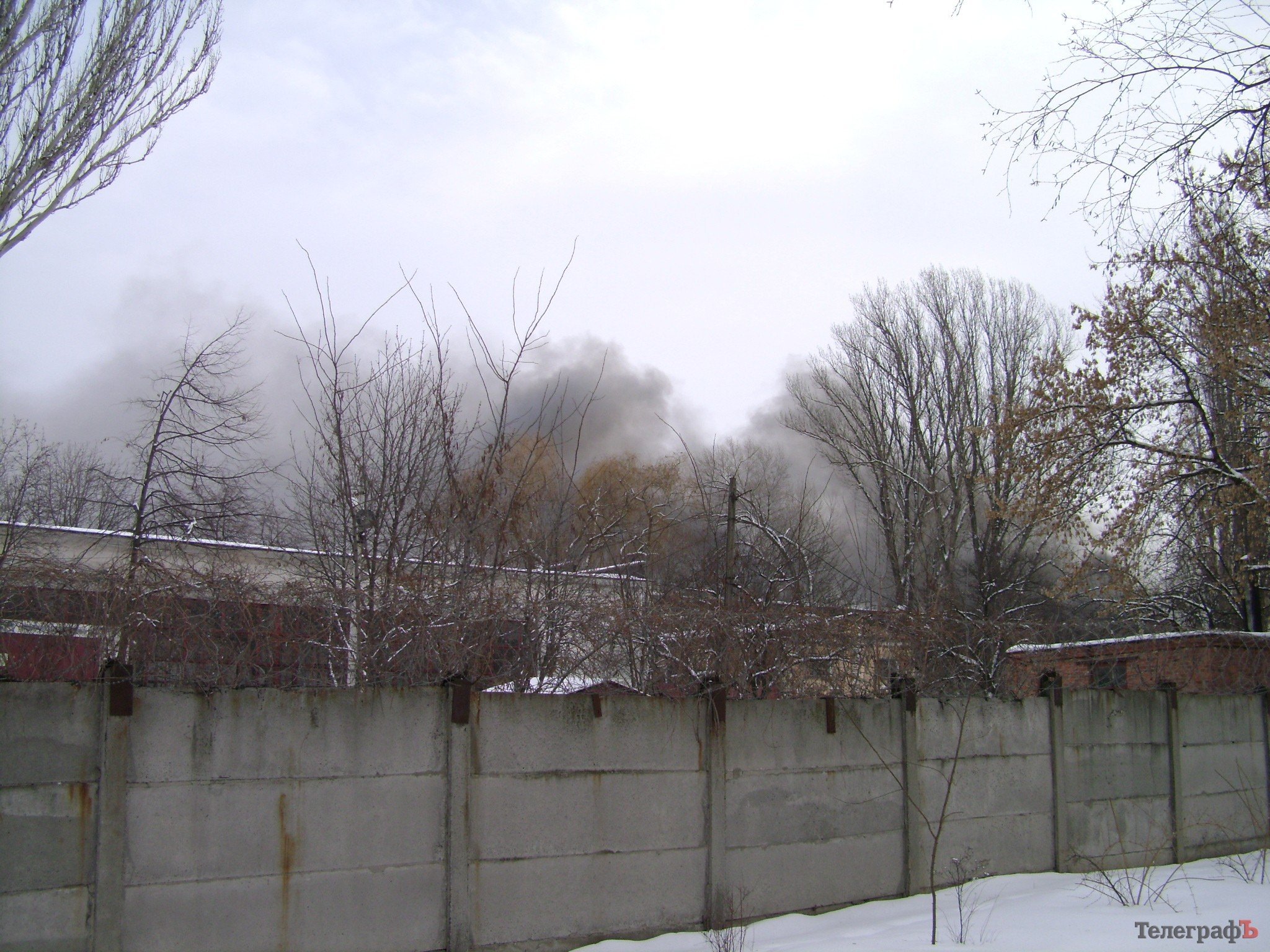 На Крюковском вагоностроительном заводе горит малярный цех (ФОТО, ВИДЕО) На Крюковском вагоностроительном заводе горит малярный цех (ФОТО, ВИДЕО)