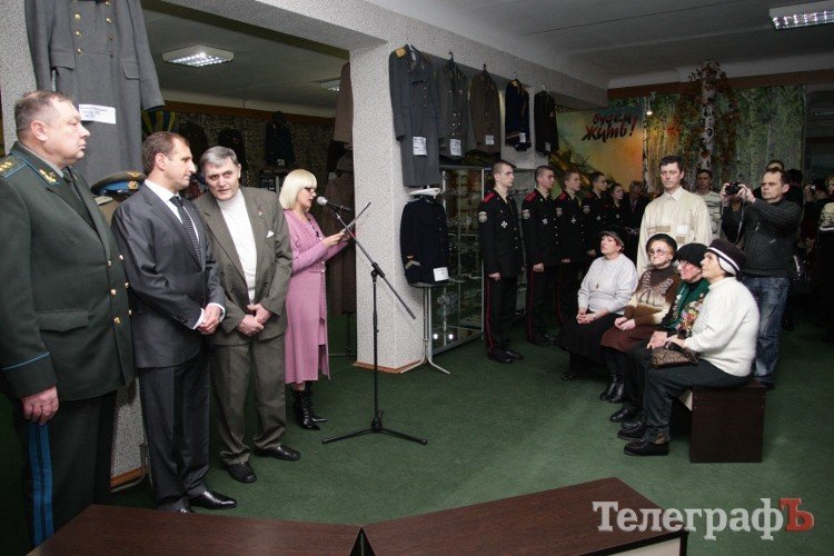 В Кременчугской городской художественной галерее открылась выставка «Небо войны» (ФОТО) В Кременчугской городской художественной галерее открылась выставка «Небо войны» (ФОТО)