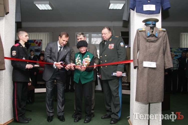 В Кременчугской городской художественной галерее открылась выставка «Небо войны» (ФОТО) В Кременчугской городской художественной галерее открылась выставка «Небо войны» (ФОТО)